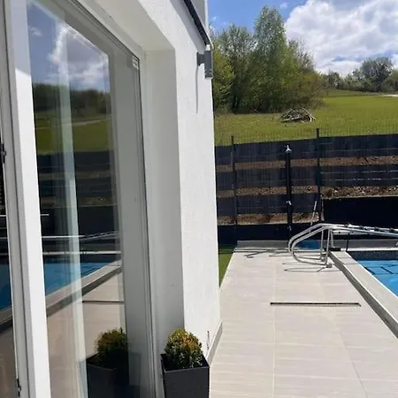 Vila Timur *